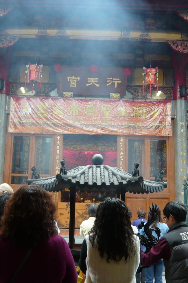 武将を祀るだけあり、正面の像は五月人形のようでした。　お祈りをしていると、カッチャ　カッチャ　と何かが落ちたような、壊れたような音が・・・