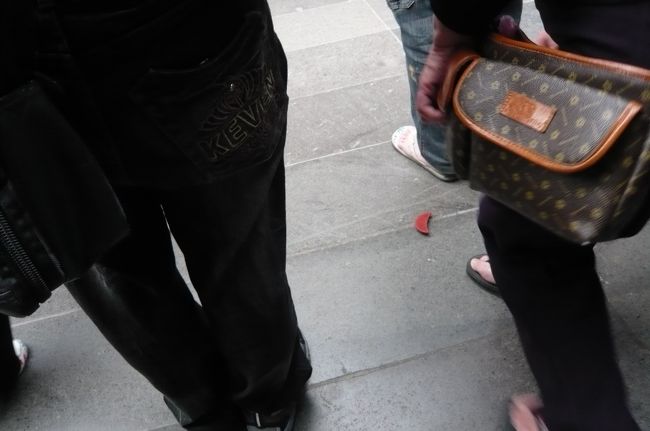 振り返ると、　三日月形の二枚の片を、念じながら落としている。