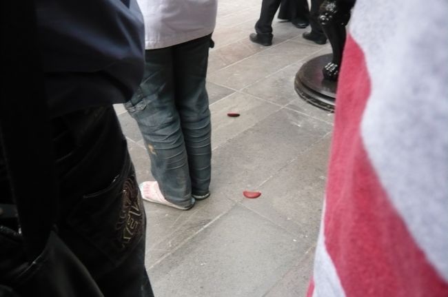 聞くと、二枚の片が片方」がくぼみ、もう片方は盛り上がっている。　三度のうち　凹　凸に一度でもなると、願い事が叶うとか。