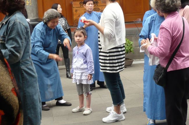 沢山の行列の先には、　有難いお祈りもしてもらえます。
