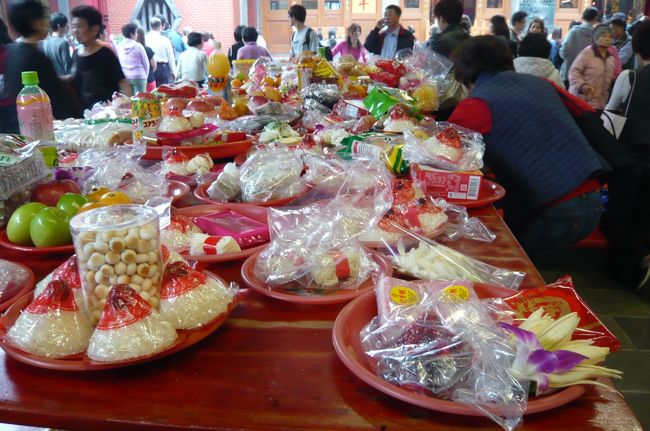 この台にお供え物を置き、有難いお話を聞いたあと、もって来たお供え物を持ち帰ります。