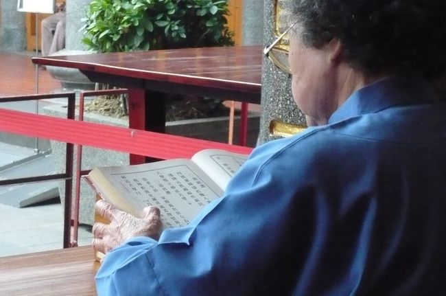 読経している人もあり、　篤い信仰心を垣間見。