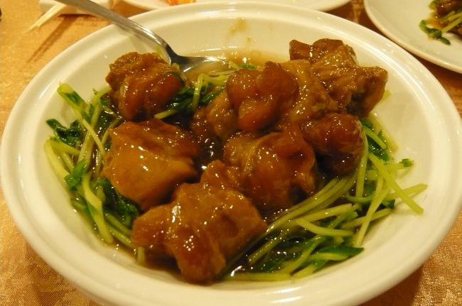 夕食は予約しておいた　欣葉へ。　<br />五品注文、この豚肉の煮物　本当に柔らかく、マイルドなお味。