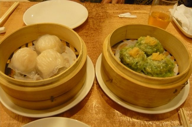 えびの色が透けて見える餃子と翡翠色の餃子、　どちらも美味しく！