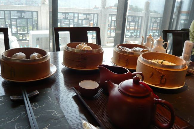 地元の方も仕事帰りに、数人のグループで食事されていて、　見ると、私達のように、とりあえずビールではなく、各人好きなお茶を注文、食事と共に！　というスタイルでした。