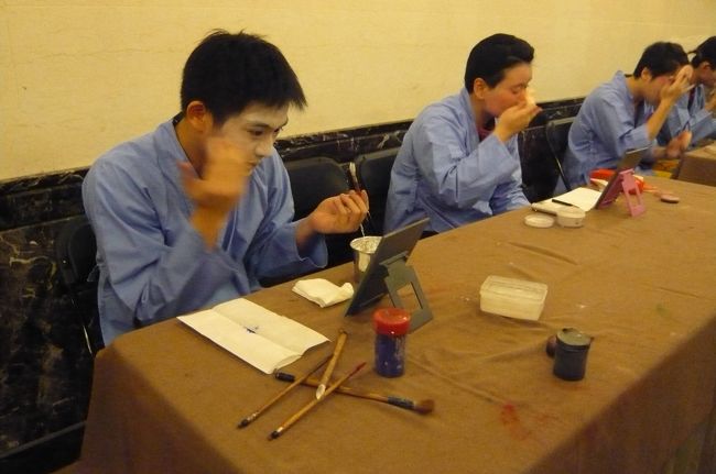 席に着くと、すぐ隣で、役者さんたちのメークが見られ、