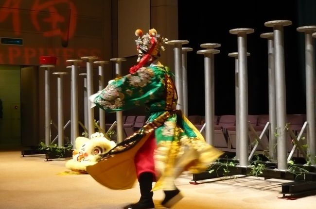 初めはコミカルで、縁起の良い出し物（まだ旧正月のムード）キャンディーもいただき、