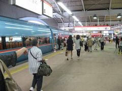 箱根湯本駅に無事に到着。

私も含め、やっぱり、女性客が多いです。

ちょうどあじさいの見頃だったので、お客さん多い。

都心から乗り換え無しで、電車で一本でこれるから、車が運転できない人もこれるので、箱根は人気スポットなのかも。
