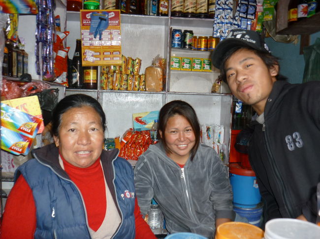 いつもビスケットを買う店の人達。<br /><br />ネパールの人の顔は日本人と変わりません。<br /><br />ここで、ポカラが有名だよと聞いて行ってみる事に。