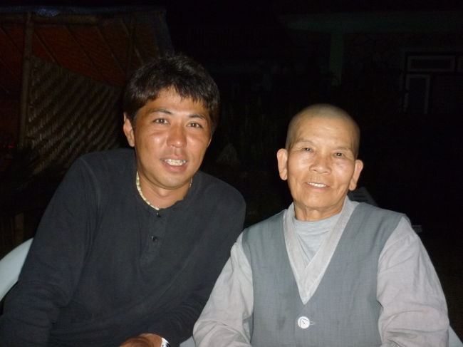 行きのバスで知り合った韓国人のヒョンウーさん。<br /><br />尼さんで、これから７日間山ごもりするそうです。<br /><br />彼女は世界中を旅していて現在７３歳。<br /><br />とてもエネルギッシュで明るい人でした。<br /><br />俺の事をネパール人だと勘違いしてて、「あんた　買い物に付き合ってよ」<br /><br />と　強引に連れ回されました（笑）<br /><br />二人で値切り倒してたら「お前ら中国人だ！！」<br /><br />と八百屋のおっさんに切れられました。<br /><br />そういえば、エジプトでも土産物屋で何も買わずにい<br /><br />たら「お前、日本人なのに何も買わない気か？！」<br /><br />「うん、金持ってないから」。<br /><br />「お前は日本人じゃない、フィリピン人だ！！」<br /><br />なんて会話が有りました。ホントに現金を持って無かっただけなのですが、彼等には信じられないみたいです。<br /><br /><br />