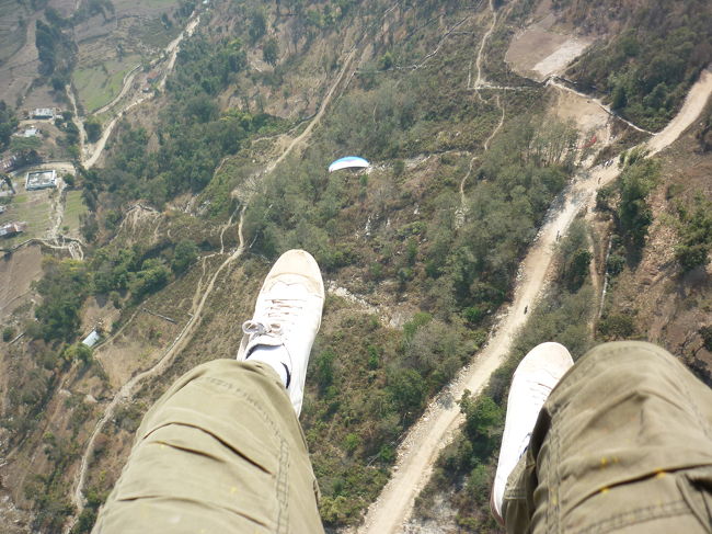 ポカラの山、サランコッタでパラグライダーをやってみました。<br /><br />ヒマラヤを眺めながら空を飛ぶのは、とても気持ちが良かったです。<br /><br />この日（２月２８日）はホーリーというお祭りで、皆<br /><br />が体中に色粉を塗りあいます。
