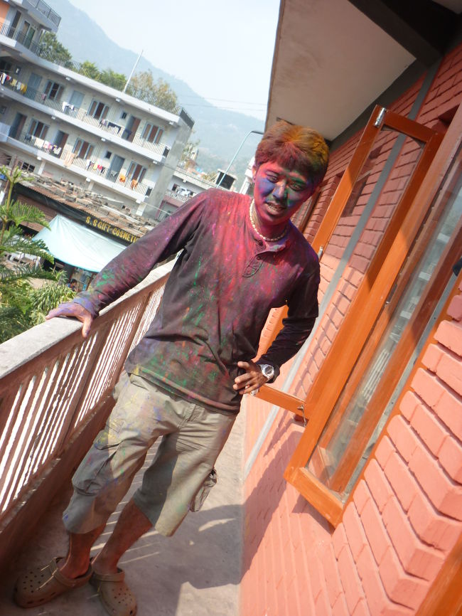 自分もこうなりました。楽しい！<br /><br />ここで、ヒョンウーに出会った事は自分にとって、とても大きかったです。<br /><br />晩御飯をご馳走になっている時に、色々な話をしました。<br /><br />イエメンのムスリムと話した時もそうですが、彼等は<br /><br />死後の世界を信じています。<br /><br />自分の考えは、「死」は完全な終わりで、無常の世の生に対して唯一永遠の状態。<br /><br />永遠に死に続ける。という事だと思っていました。<br /><br />彼等のように「死んだ後にも希望を持って生きる」<br /><br />という考えは、正直受け入れ難いのですが。<br /><br />これだけ信じ、その為により良い生を努力する。という人を大勢見た以上、<br /><br />人間にとってそういう考えも「有り」だという事は<br /><br />さすがに分かります。<br /><br />俺は、強い思い込みの中でしか物事を考えていない。<br /><br />という事にも気づかされました。<br /><br />やはり、「見聞」というのは大きいですね。