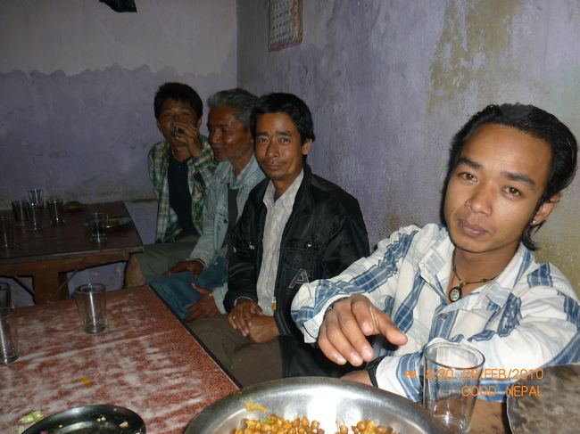 そろそろ次へ行こう。タメルで聞いたジャナクプール<br /><br />に行くルートを地元の酒場で聞きます。<br /><br />次は　今回の旅の目的の一つ。「ミティラー画」を探しに行きます。