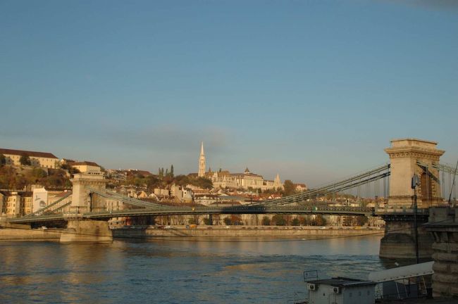 朝、オフィスに出かける前にホテルを出て、ドナウ川沿いを散策。<br /><br />【くさり橋とドナウ川】