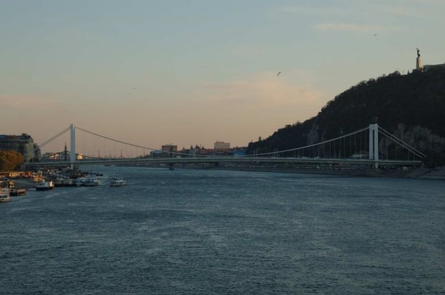 【くさり橋からドナウ下流の自由橋を望む】