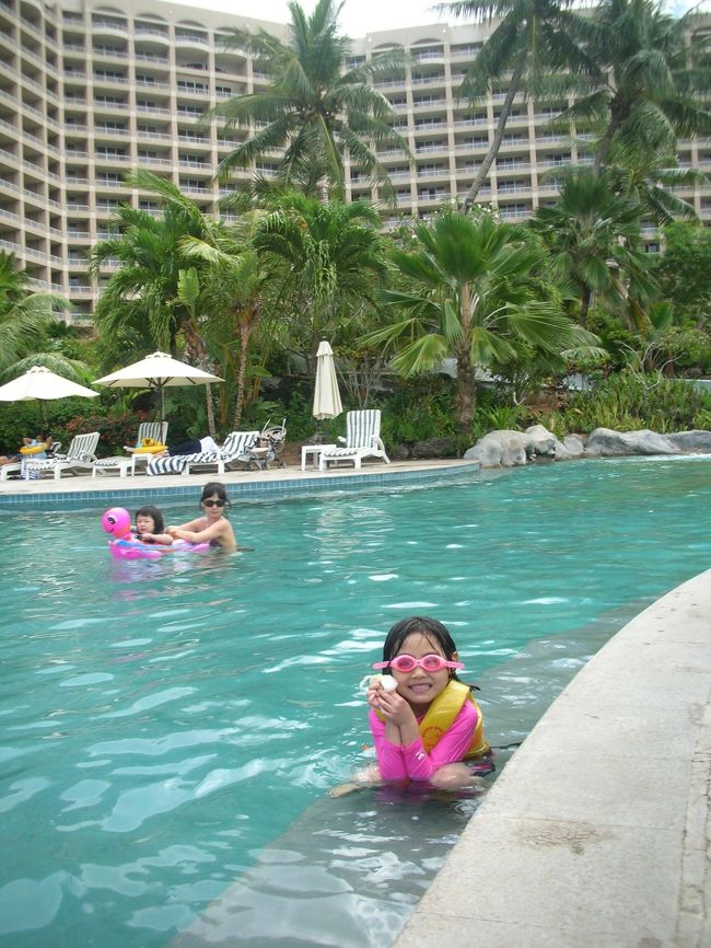 リージェンシーホテルのプール。<br />子どもにはこういう救命具を貸してくれるので便利です、というより、子どもの足がつくプールがないんです。<br />なので、親も付きっ切り。本を持って行きましたが、１回も読むことはできませんでした。