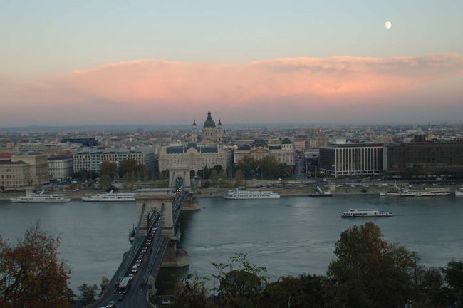 今日は少し雲があるが晴れ。ただし、とても寒い。気温は２度。ブラッセルを出る際に、帽子・手袋・マフラーの３点セットをもってこようと思いながら、忘れてきたのがたたる。 <br /><br /><br />【王宮の丘から東岸のペスト地区をのぞむ】