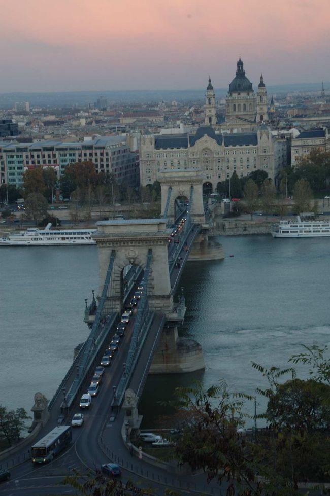 くさり橋。遠くのドームは聖イシュトヴァーン大聖堂