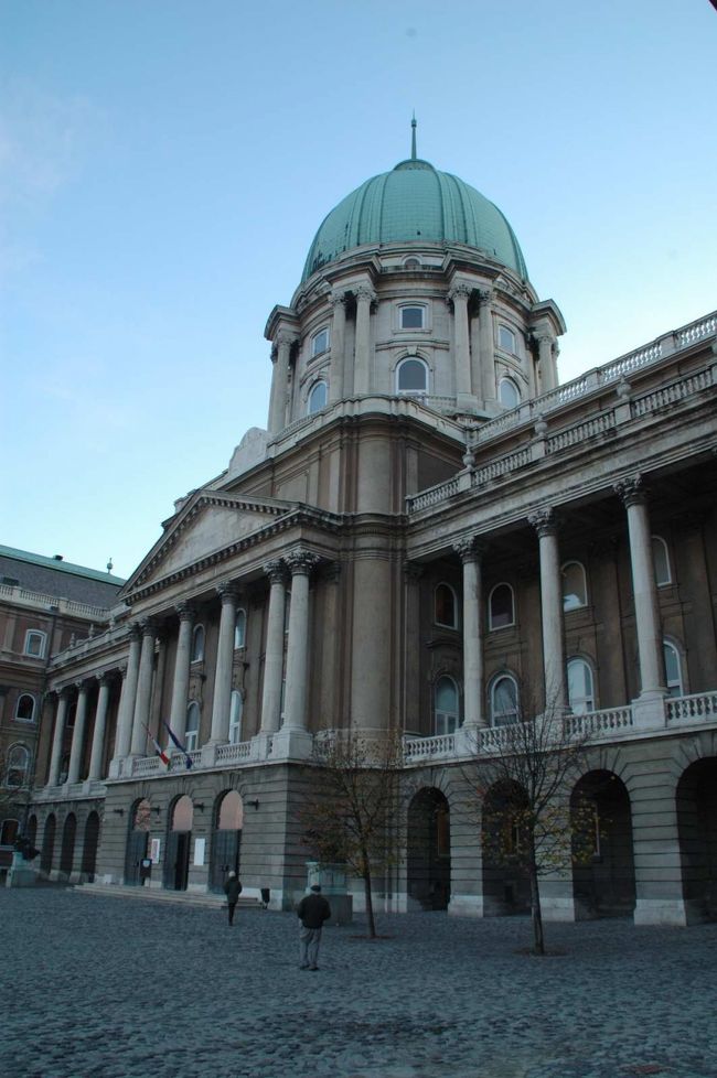 夕暮れ時の王宮とマーチャーシュ教会と漁夫の砦の写真をとって、くさり橋にもどる。<br /><br /><br />【王宮】