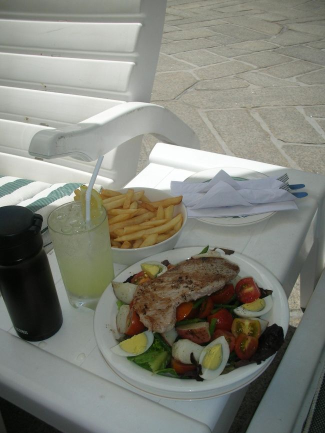 プールサイドでとった食事。<br />サラダドニソワーズとフレンチフライとレモネード。<br />多かった！