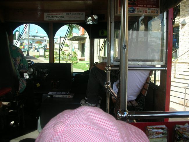 ついて２日目土曜日は、１時半までプールで遊び、シャワーを浴びて、１５時頃ホテルを出発。<br />　トロリーバス（名前不正確かも）１日券１０ドルを購入。ホテルから、プレミアム・アウトレット→Ｋマート→免税店→パシフィック・プレイス→ホテルと乗り継いで買い物をしました。<br />　