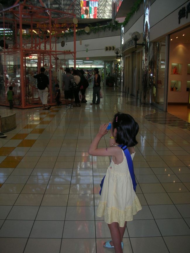 ３日目、日曜日は、同じく午後２時までプール。<br />その後、マイクロネシア・モールへ。<br />写真はモール内にあるモニュメント。