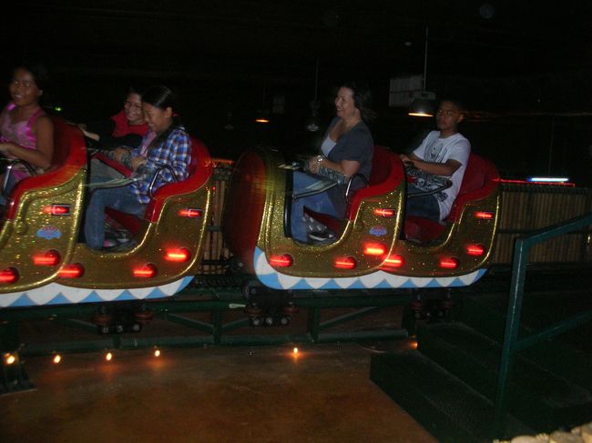 マイクロネシア・モール内には、室内遊園地があり、これはその中のジェットコースター、１人２ドル。<br />別の意味ですごく怖いです。<br />マジで落ちそうになるし、あちこちぶつかるので、体中あざだらけになりました。