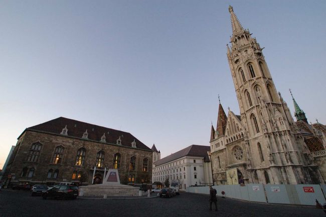 【三位一体広場】