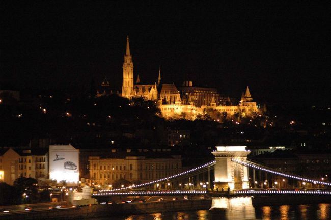 夜はあまりに寒いので、ホテル近くのデパートでマフラー・手袋・帽子を購入。しめて４０００円ほど。それほど高くはない。近くのショッピング街を歩いているうちに道に迷ってしまった。不安になったが、ブダペストはドナウ川さえ見つければなんとか帰れるので助かる。 <br /><br />夕食は久々にサブウェイのサンドイッチを食す。夜は、ホテルでTVを見てすごした。 <br /><br /><br /><br />【王宮の丘】