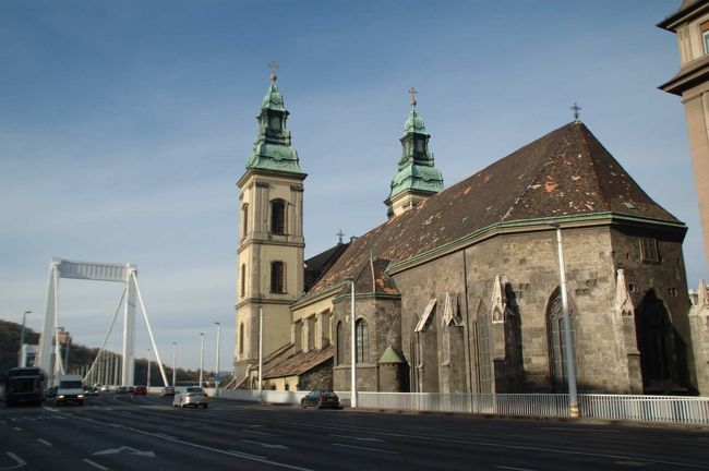 朝は、エルジェーベト橋を渡り、ゲッレールト・モニュメントへ。<br /><br />【エルジェーベト橋のたもと】