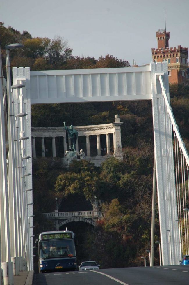 対岸に聖ゲッレールト・モニュメントが見える。<br /><br />【エルジェーベト橋】