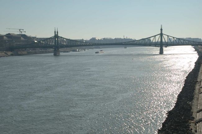 【自由橋をのぞむ】