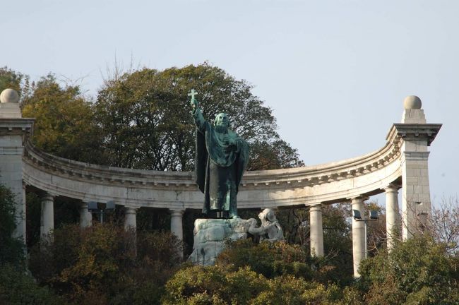 ゲッレールトの丘の中腹にあるのは聖人ゲッレールトの像。ゲッレールトはイタリア人のキリスト教伝道師。ハンガリー国教をキリスト教とした初代国王イシュトヴァーン１世により招かれた。<br /><br />【聖ゲッレールト・モニュメント】