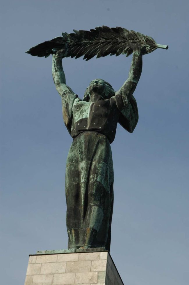 頂上では、シュロの葉を掲げた女性像に出会う。頂上からの眺めは大変すばらしく、ブダペストの町が一望できる。<br /><br /><br />【しゅろの葉を掲げた女性像】