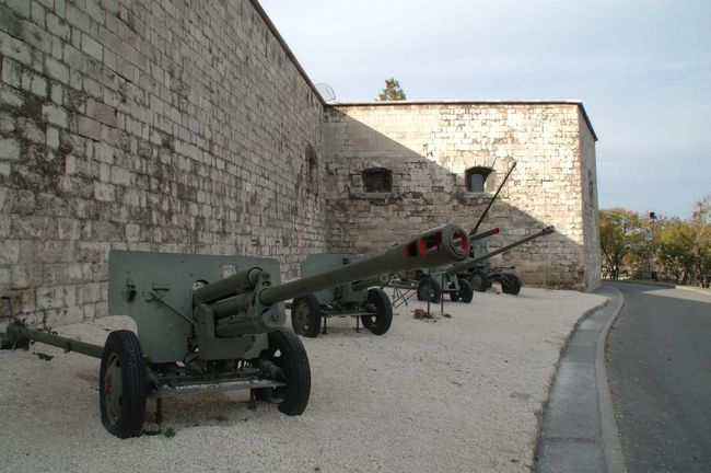 ゲッレールトの丘の頂上にある要塞はハプスブルク家がハンガリーの独立運動を鎮圧した後、ハンガリーを監視するために建てたもの。<br /><br />【ツィタデッラ（要塞）内部】