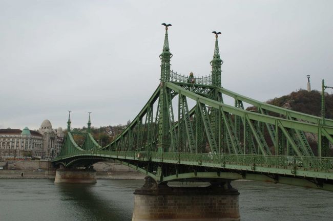 ゲッレールトの丘を降りたところにあるゲッレールト温泉に入ろうかと思ったが、タオルやらサンダルを持ち合わせていないことと、カメラなどの貴重品が気になり、結局やめてしまった。 <br /><br /><br />【自由橋】