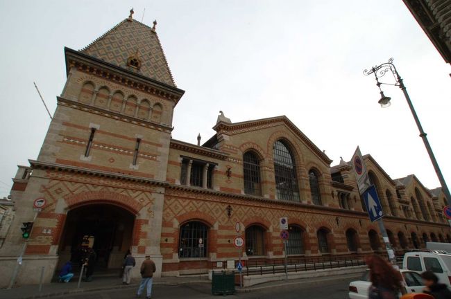 その後、自由橋まで行き、すぐ隣のマーケットを見学。ここはブダペスト市民の台所で、新鮮な野菜やらソーセージなどが売られており、多くの人たちが買い物をしていた。 <br /><br />【マーケット】