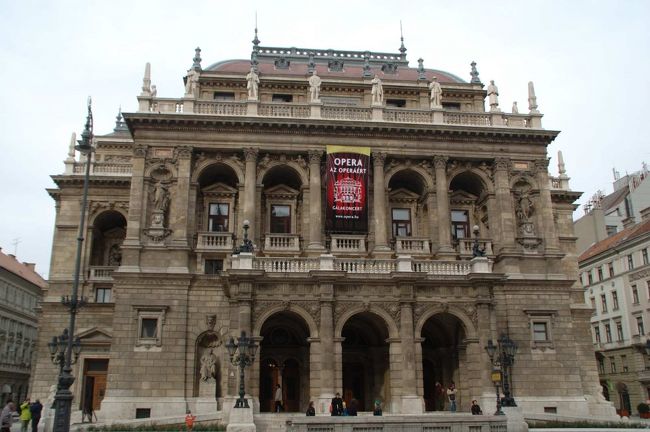 【国立オペラ座】<br /><br />音楽王国ハンガリーの誇るヨーロッパ有数のオペラ劇場。１８８４年に完成<br /><br /><br /><br />