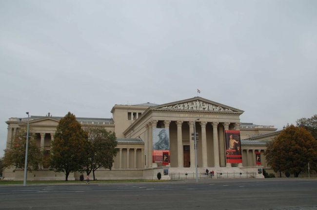 英雄広場横にある、西洋美術館を訪れる。ここの目玉はオランダ絵画とスペイン絵画。特にスペイン絵画はスペイン以外の最大のコレクションを誇る。残念ながらイタリア絵画の部屋は閉鎖中であった。 <br /><br /><br />【西洋美術館】