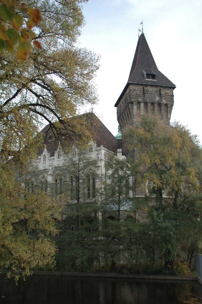 【ヴァイダフニャド城】<br />市民公園に隣接したお城