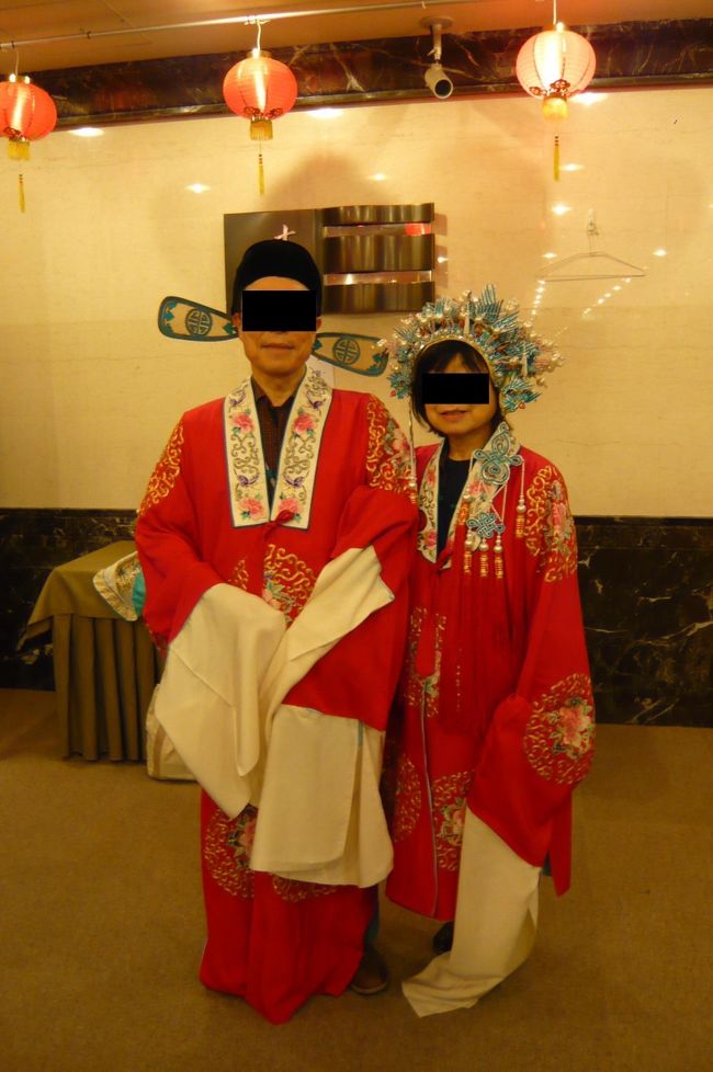 京劇の衣装を着せてもらって、写真を！　その他　お茶とお菓子のサービス、グッズの販売もあり。