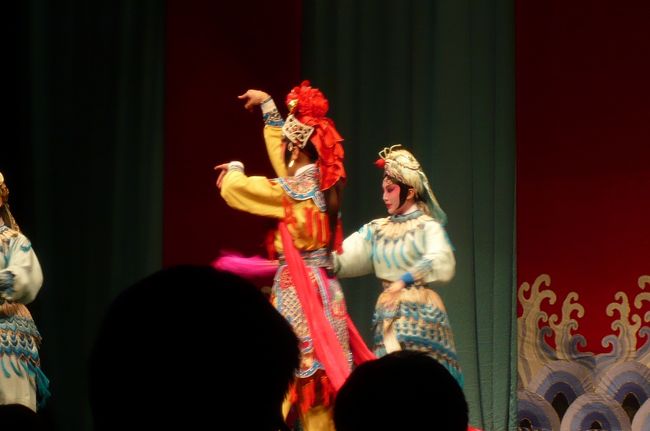 休憩の後、　今日は　八仙過海　という演目、八人の仙人が西王母の誕生祝いの帰り、東海にやって来ました。　東海を渡るとき、鯉の仙女と遊び心で　戦う。という内容でした。　華やかな衣装と軽快な動き、ハラハラする程の身のこなし　初めての　京劇でしたが、舞台の右には、日本語の字幕もあり、楽しめました。　それにしても　京劇の役者さんは若くて、運動神経抜群でないと、勤まりませんね！