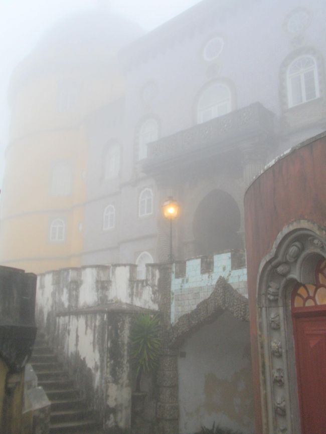 楽しみにしていたペーナ宮。こんなんです。近くにいっても見えません。。。（涙）<br />リスボアカードのガイドブックを忘れ、割引きかず。（必ず、ガイドブックの割引券を持ってきましょうね。）入り口からペーナ宮までのバスにのると（２ユーロ）坂をのぼりきって、宮殿近くまで行ってくれます。中は写真は撮れません。霧で中はベタベタ。水滴が展示物にかかっているんだけど、こんな管理でいいのか？本当はレプリカなのか？？いろいろ疑問が・・・。帰りは霧の中で真っ暗になってさらにおとぎ話の森の中みたいな世界に。。。とにかく夏に来ましょう。