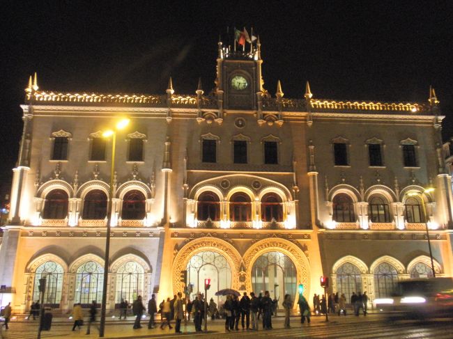 帰ってきました。ロシオ駅。夜もきれい。ロシオ広場に面したスイッサというカフェで休憩。