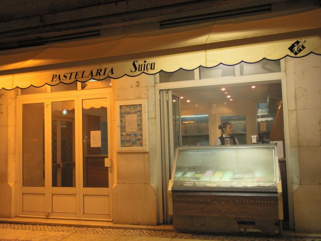 Suicaは人でいっぱい。座ってくつろげそうな席は入れないので、立って食べるところで。