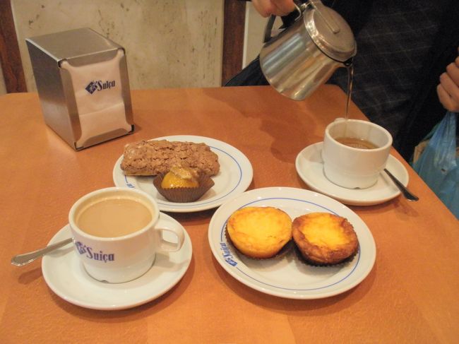 Estadio（パイ生地、皮付きアーモンドメレンゲを乗せて焼いたパイ菓子）、 Queijada（チーズ入り菓子）、カフェオレ･紅茶など。この店は、祭日でもやっていて、お菓子のグレードは高い。ポルトガル菓子は、見た目よりくどくなくさっぱりしていて食べやすい。でもQuijadaは、帰りに空港でも購入。でも味はまったく別もの。