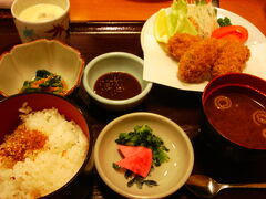 リムジンバスに揺られ、広島駅へ。

新幹線名店街にある【酔心】でお昼ごはん。

昼時真っただ中でしたが、それ程の混雑もなく、入れました。ここで時間をかけ過ぎると後の行程に影響があるので一安心。

早速、牡蠣。行きますか。