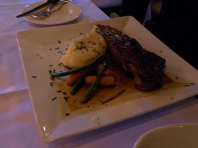 色が良く写っていませんが、大きなステーキ♪<br />もちろん食べ切れませんでした。お肉は柔らかかったですよ。お味もそこそこ良いと思いますが、もともとステーキってそんなに好きではないので、<br />お魚も選べたのに、息子、つい「ステーキ」と言ってしまったそうです。（＾＾　あほ。