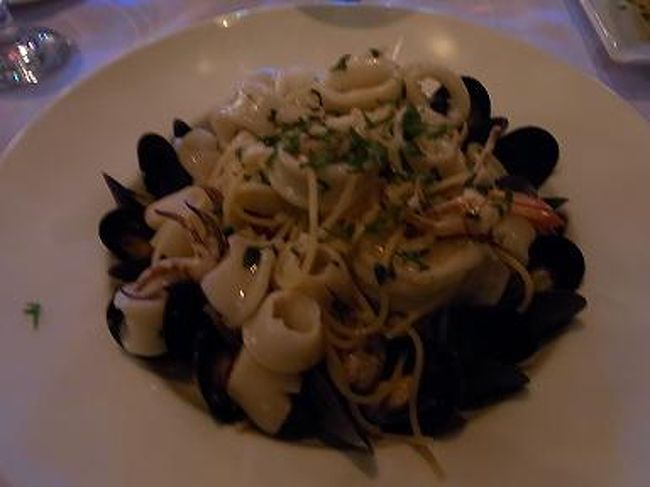 こちらはもう一方のメインのシーフードスパゲティ。<br />美味しかったです。イカいっぱいでした。（＾＾<br />コレステロール高いんじゃないの？と思いながらも<br />食べました。この後デザートもいただきました。<br />美味しかったです。ティラミスと・・・忘れた。<br />（・・；　ぼけてきた・・・・。