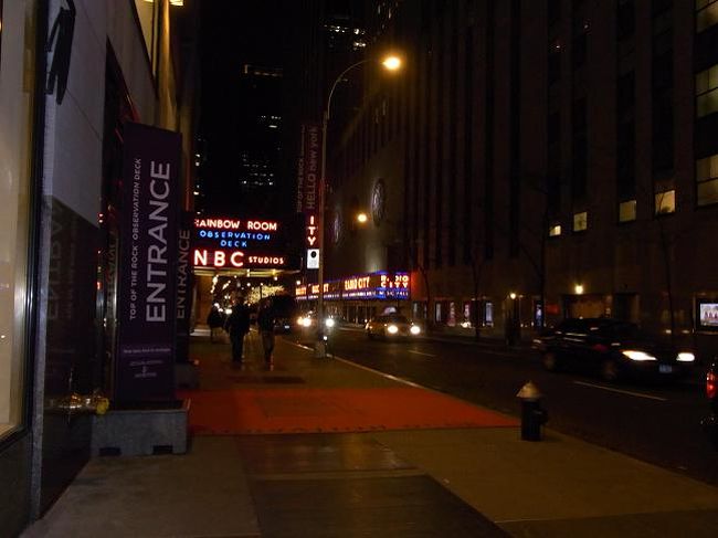 一通りリバーサイドの夜景を見た後は<br />トップ　オブ　ザ　ロックの展望台へ。<br />ガイドさんに行きかたを聞いてから我々だけ<br />ビルの中へ。